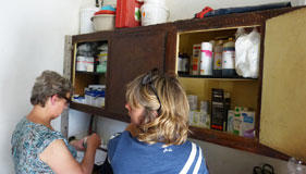 Photo représentant un contrôle d'une pharmacie d'un vétérinaire illustrant la Sécurité des produits alimentaires.